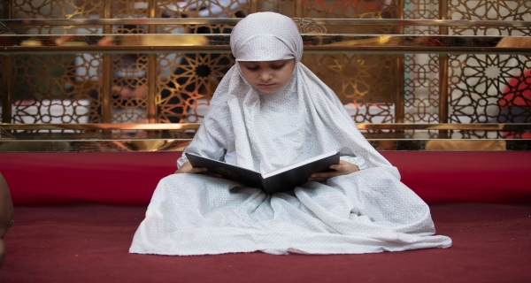 اَلسَّلامُ عَلَيْكَ يَابْنَ أَوَّلِ الْقَوْمِ إِسْلاماً ، وَّأَقْدَمِهِمْ إِيْمَاناً وَّأَقْوَمِهِمْ بِدِينِ اللهِ