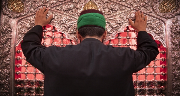 اَلسَّلامُ عَلَيْكَ يَا ثَارَ اللهِ وَابْنَ ثَأْرِهِ وَالْوِتْرَ الْمُوْتُورَ 