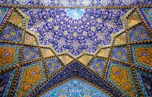 النقوش والزخارف في المخيم الحسيني