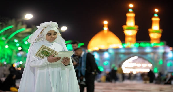 فَمُذْ كنتُ طفلاً رأيتُ الحسين مَناراً إلى ضوئِهِ أنتَمي