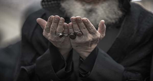  يا مَن لَهُ العِزَّةُ وَالجَمالُ، يا مَن لَهُ القُدرَةُ وَالكَمالُ